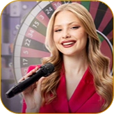 Блондинка с микрофоном на фоне колеса рулетки, ведущая игру в Melbet